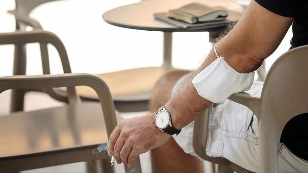 Médicos y enfermeros aplauden las nuevas restricciones impuestas por el Ministerio de Sanidad Médicos y enfermeros aplauden las nuevas restricciones impuestas por el Ministerio de Sanidad