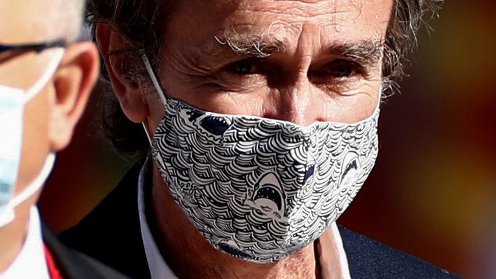 Fernando Simón con su mascarilla de tiburones en el homenaje a las víctimas del coronavirus