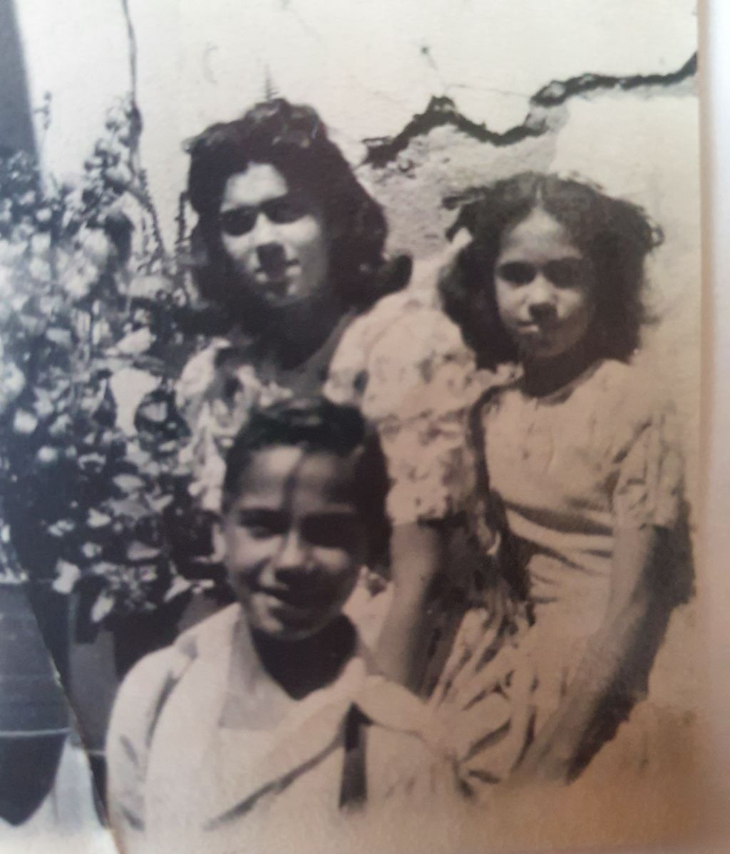 Elsa Pérez (derecha) con sus dos hermanos