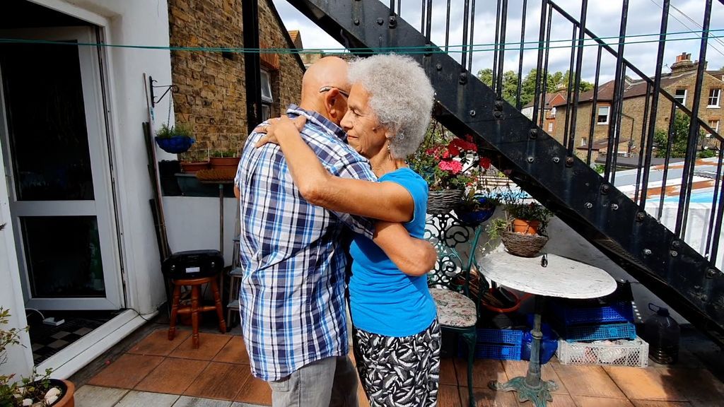 Elsa Perez bailando en el patio de su casa