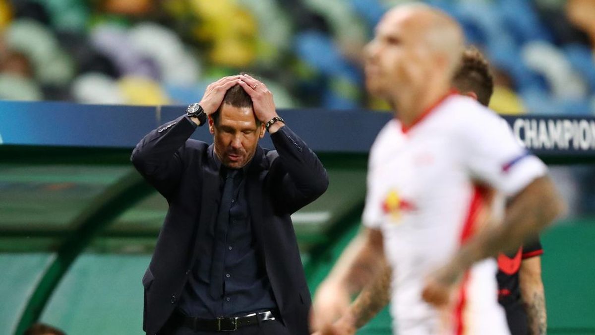 Simeone lamenta una jugada ante el Leipzig Simeone lamenta una jugada ante el Leipzig