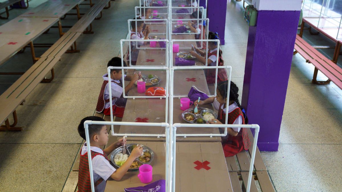 Vuelta al colegio en un cubículo de plástico: Tailandia extrema sus medidas anticovid pese a no tener casi contagios