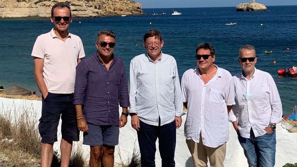 La foto sin mascarilla de dos ministros y el presidente valenciano en Jávea genera críticas La foto sin mascarilla de dos ministros y el presidente valenciano en Jávea genera críticas