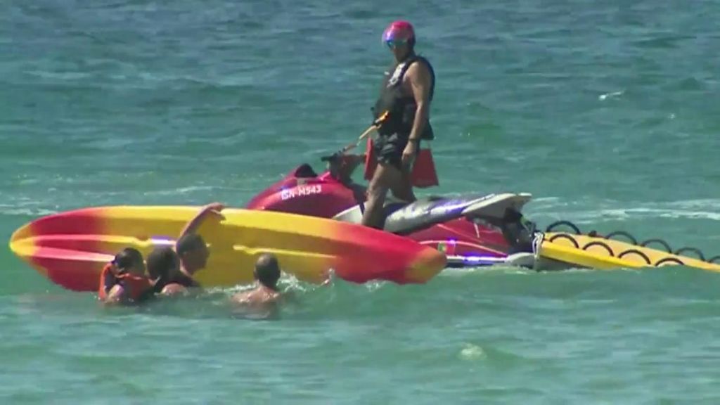 El presidente de Portugal ayuda a rescatar a dos bañistas  que se estaban ahogando en el Algarve