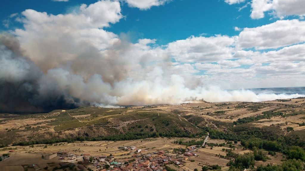 Incendio forestal en Lober de Aliste (Zamora). Incendio forestal en Lober de Aliste (Zamora).