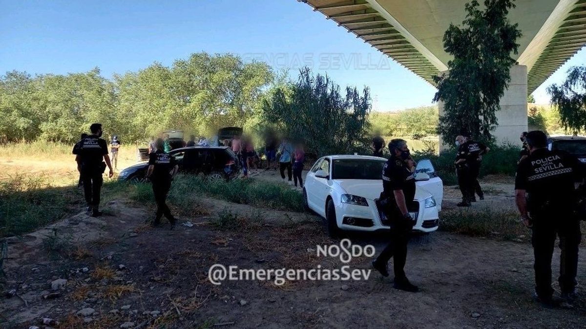 La Policía disuelve concentración de 40 personas en Sevilla La Policía disuelve concentración de 40 personas en Sevilla
