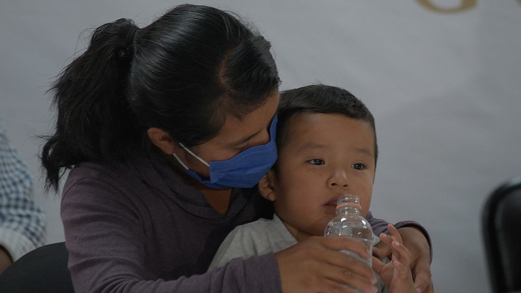 Dylan Pérez junto a su madre