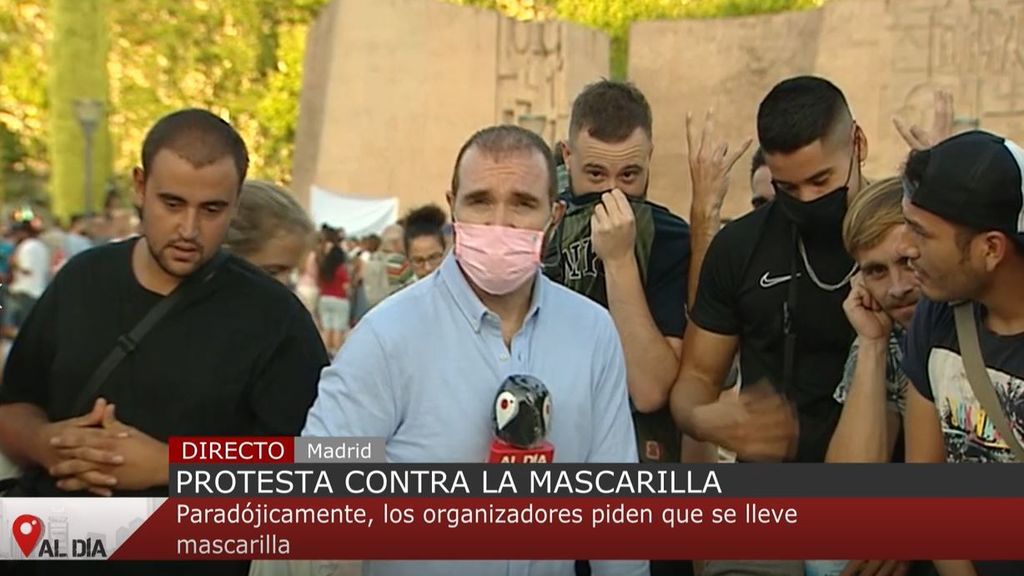 Niegan el coronavirus: varios asistentes impiden realizar la conexión al reportero de 'Cuatro al Día' en la concentración en Colón
