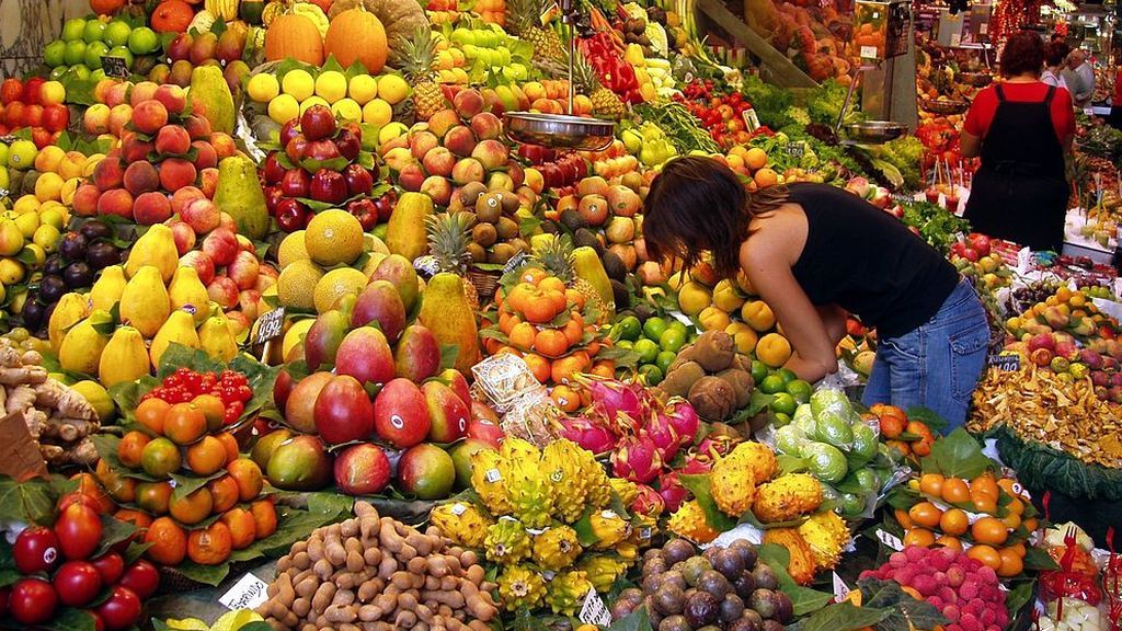 puesto de venta de fruta en un mercado