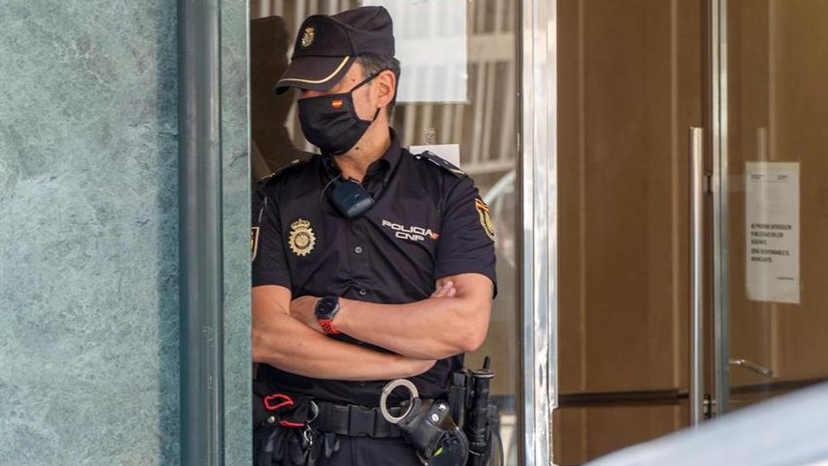 Dos detenidos y cinco policías heridos en un bar de Logroño que incumplía la normas sanitarias Dos detenidos y cinco policías heridos en un bar de Logroño que incumplía la normas sanitarias