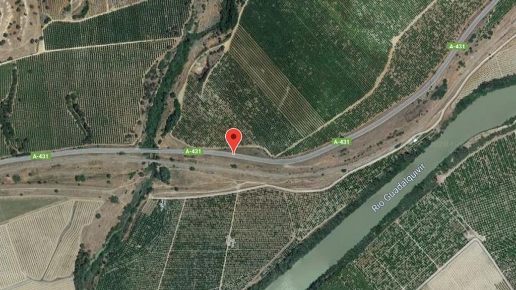 Un fallecido y cuatro heridos tras caer el coche donde viajaban por un puente Un fallecido y cuatro heridos tras caer el coche donde viajaban por un puente