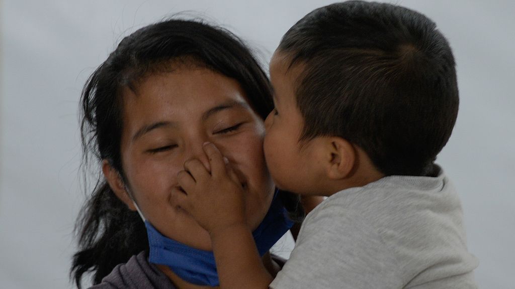 Dylan Pérez besando a su madre