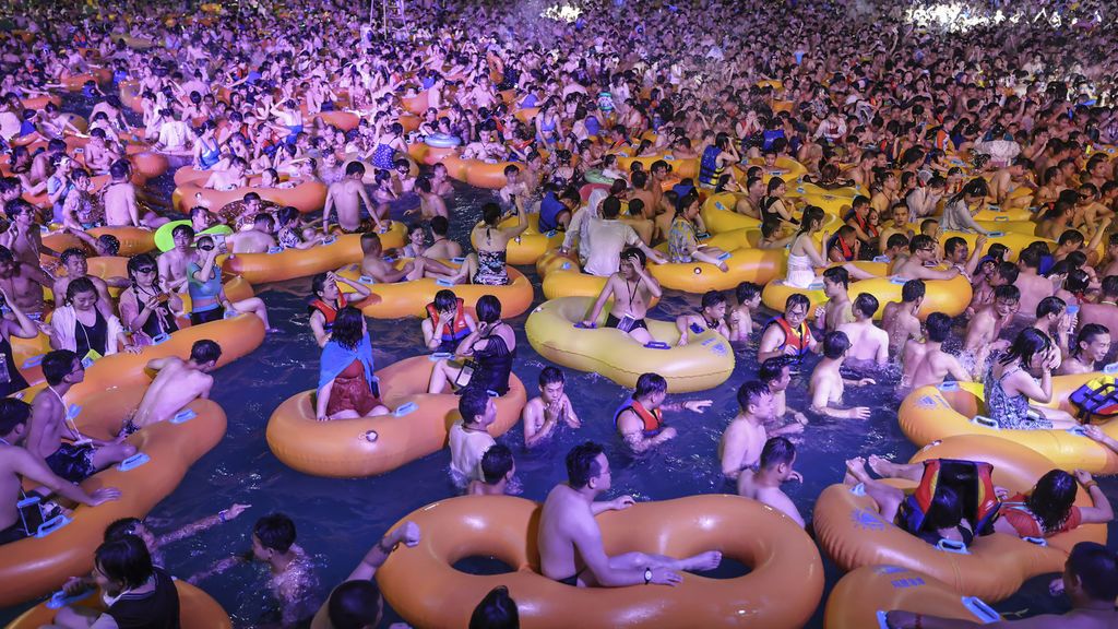 La nueva normalidad en Wuhan:  fiestas masificadas y sin mascarilla