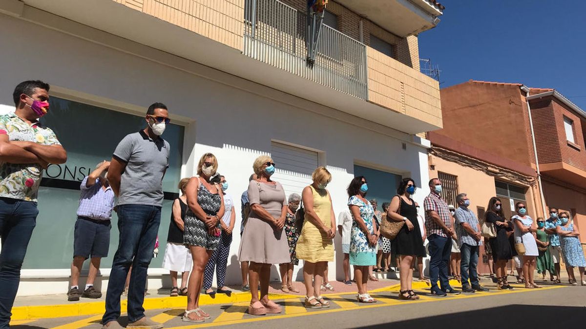 Esta mañana a las 12 del mediodía se ha guardado un minuto de silencio en el ayuntamiento de Cabanes. Esta mañana a las 12 del mediodía se ha guardado un minuto de silencio en el ayuntamiento de Cabanes.