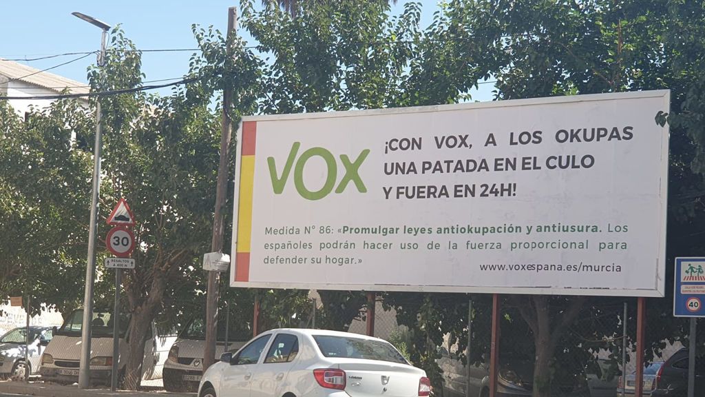 "Una patada en el culo y fuera en 24 horas", así te recibe VOX en la pedanía de Santa Cruz, Murcia "Una patada en el culo y fuera en 24 horas", así te recibe VOX en la pedanía de Santa Cruz, Murcia