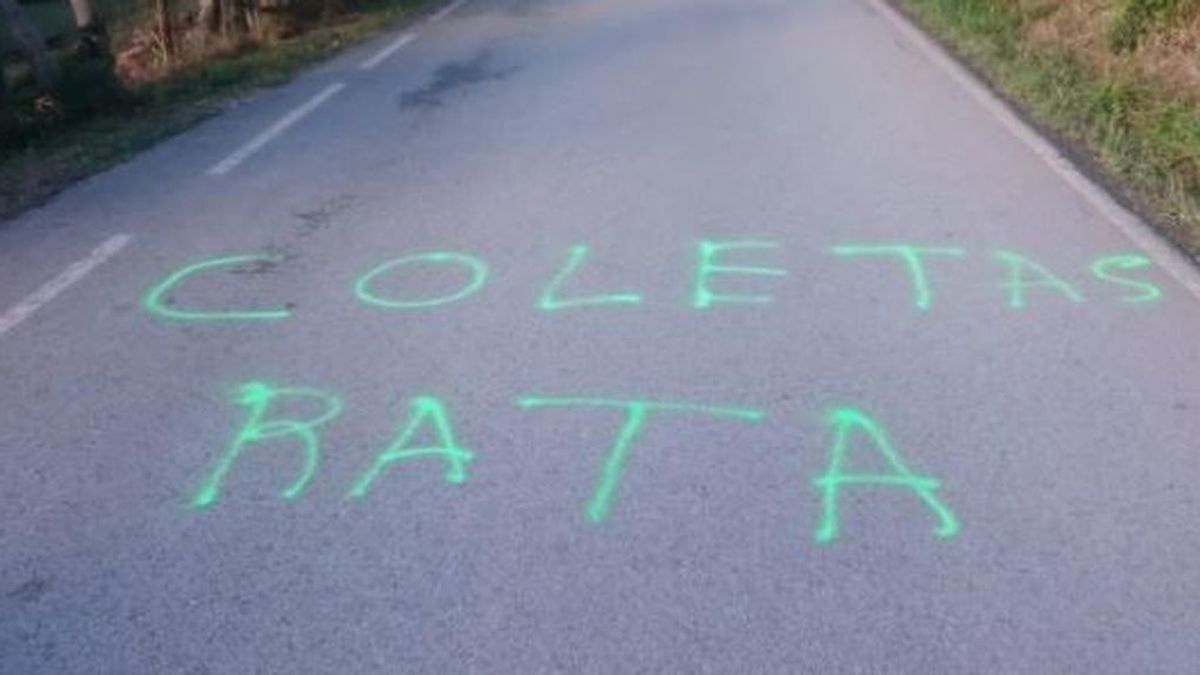 "Coletas rata", pintadas y amenazas obligan a Iglesias y Montero a suspender sus vacaciones "Coletas rata", pintadas y amenazas obligan a Iglesias y Montero a suspender sus vacaciones