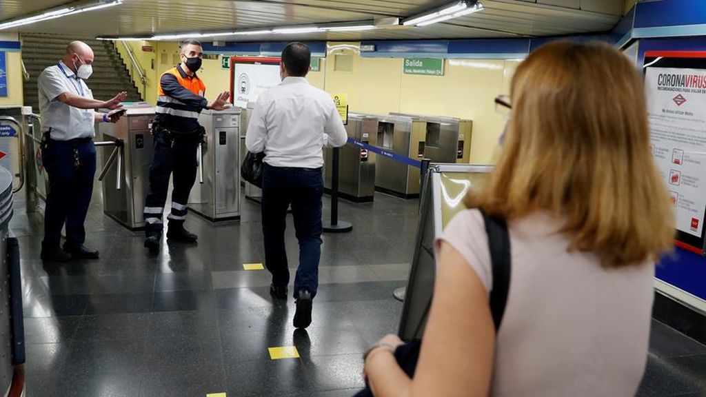 Madrid prohíbe comer en Metro y autobuses interurbanos para evitar posibles contagios Madrid prohíbe comer en Metro y autobuses interurbanos para evitar posibles contagios