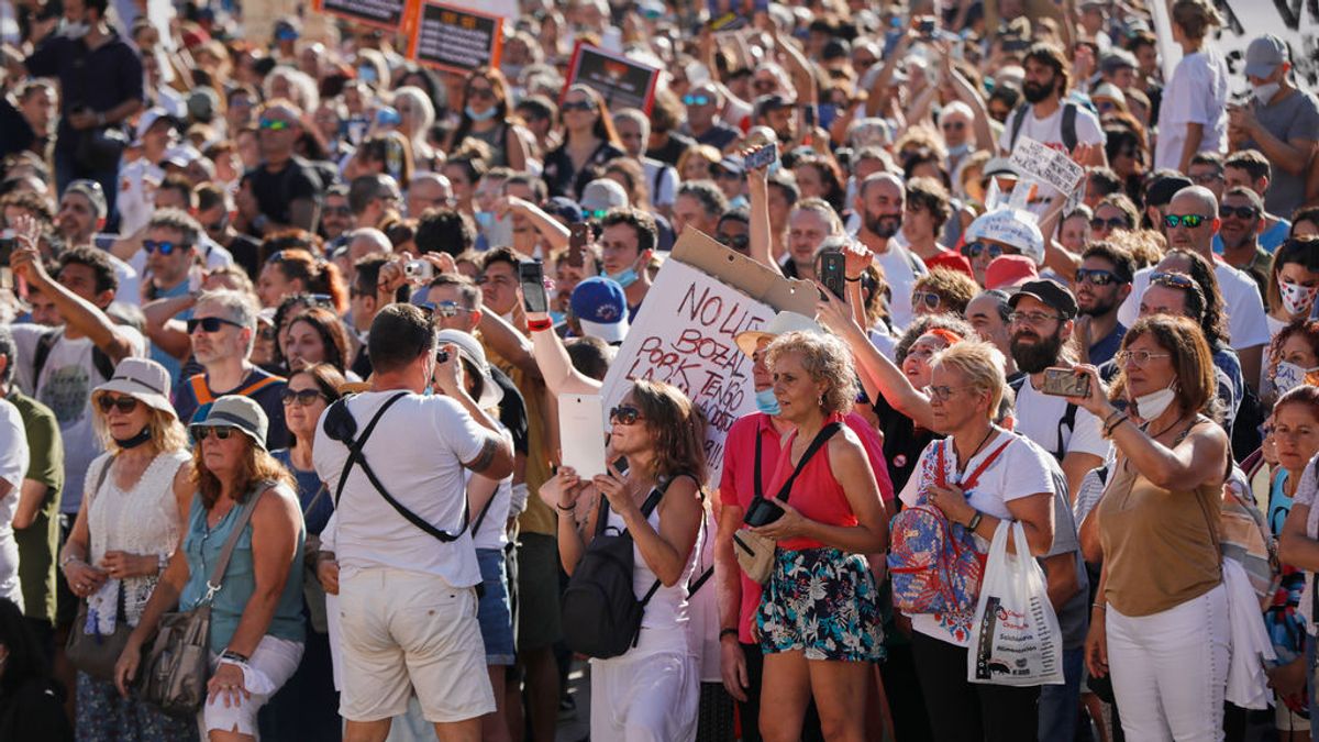 El delegado del Gobierno en Madrid anuncia duras sanciones contra los manifestantes antimascarillas: "Es inaceptable y gravísimo" El delegado del Gobierno en Madrid anuncia duras sanciones contra los manifestantes antimascarillas: "Es inaceptable y gravísimo"