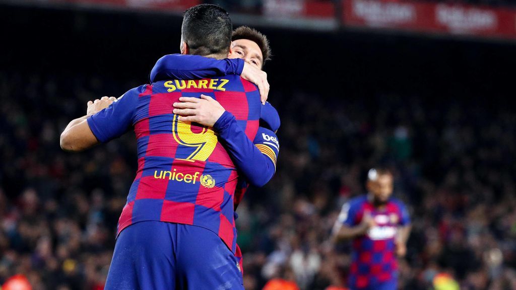 Messi abraza a Luis Suárez tras un gol en el Camp Nou.