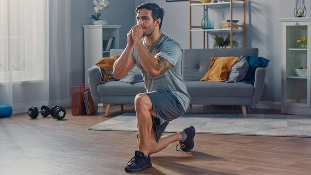 persona entrenando cuadriceps con su propio peso