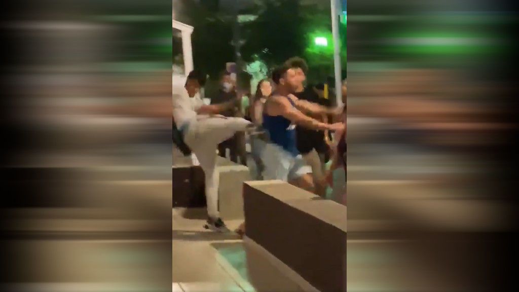 Los vídeos de las agresiones indiscriminadas en Sitges que han llevado a los Mossos a detener a 22 personas Los vídeos de las agresiones indiscriminadas en Sitges que han llevado a los Mossos a detener a 22 personas