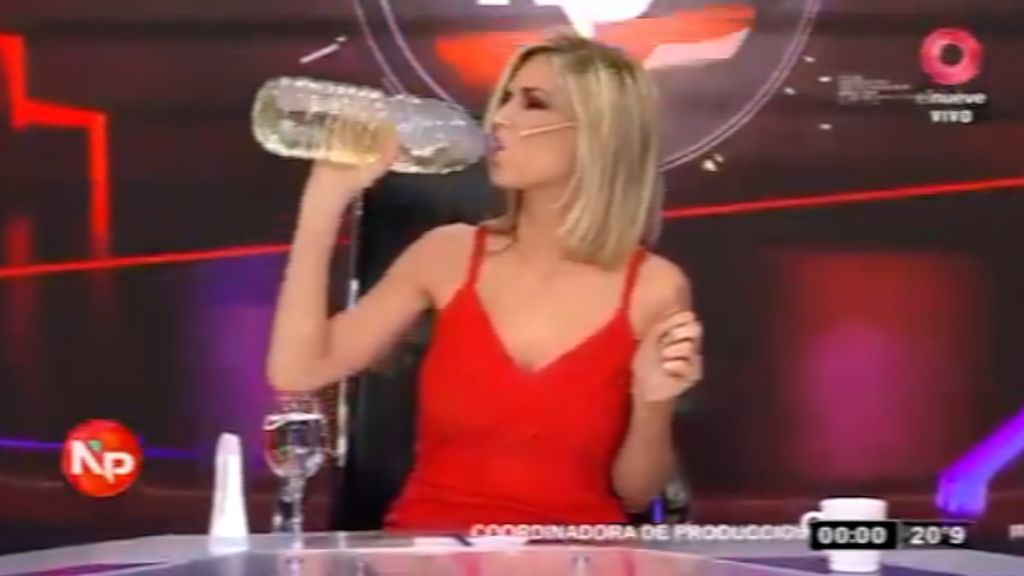 La irresponsabilidad en directo: denuncian a una presentadora argentina por beber dióxido de cloro en su programa La irresponsabilidad en directo: denuncian a una presentadora argentina por beber dióxido de cloro en su programa