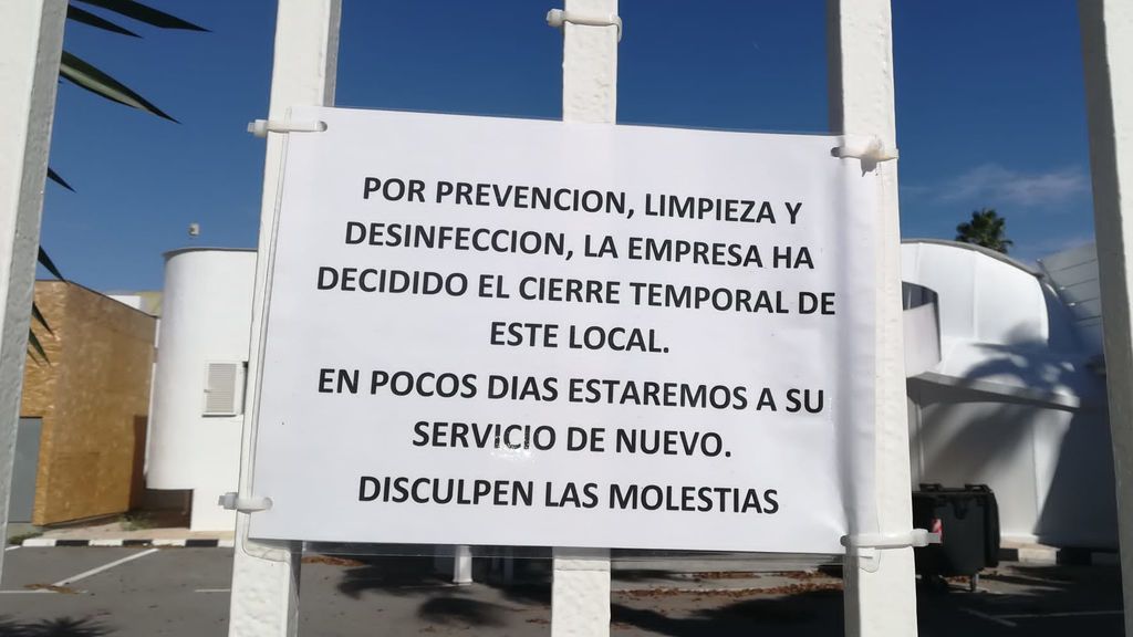 Cartel a las puertas del prostíbulo Sala Pipos (Alicante) tras el cierre del mismo.