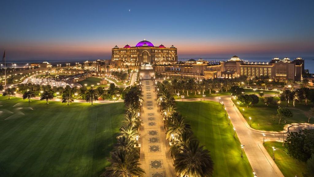 El lujoso hotel en el que vive el rey emérito