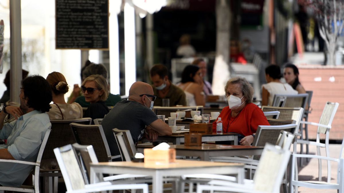 Madrid cerrará el ocio nocturno y prohibirá fumar en la calle desde el jueves Madrid cerrará el ocio nocturno y prohibirá fumar en la calle desde el jueves