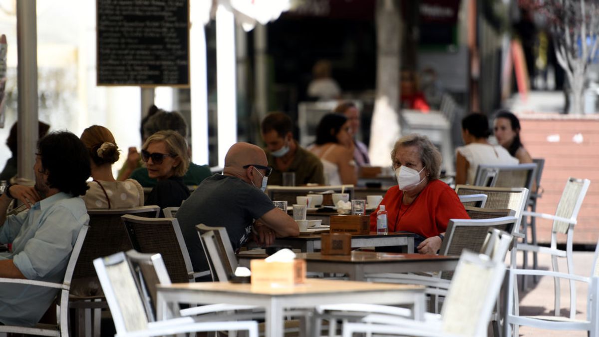 Madrid cerrará el ocio nocturno y prohibirá fumar en la calle desde el jueves