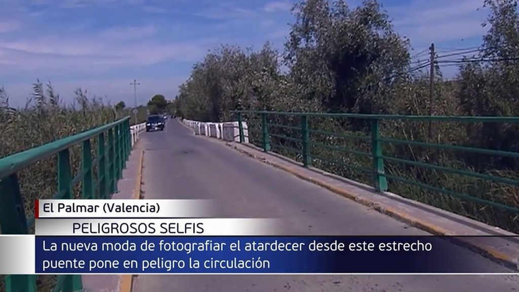 El peligro de buscar la mejor foto en el conocido puente de El Palmar: "Muchos se juegan la vida por una selfi"