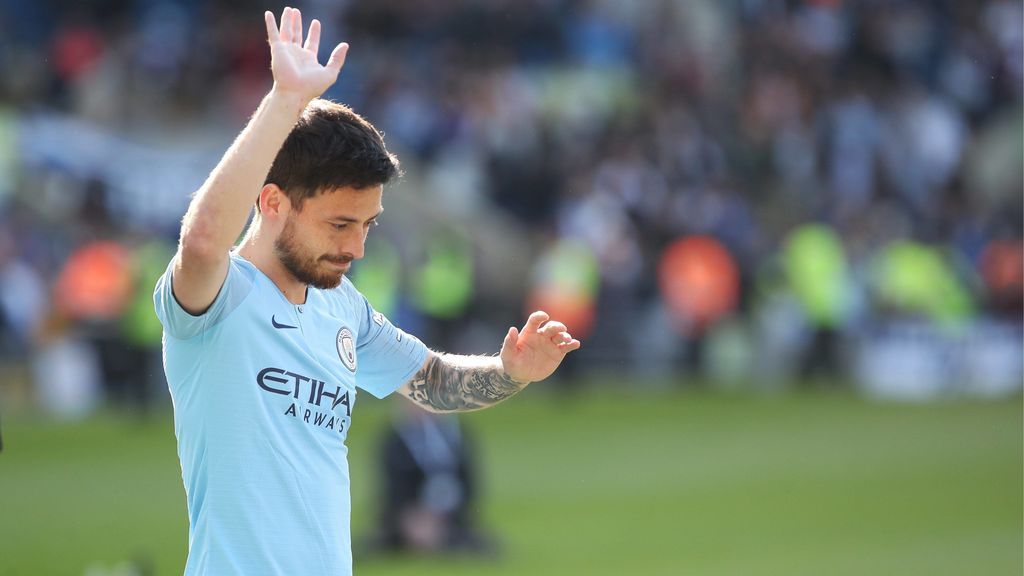 David Silva, saludando ala afición del City.