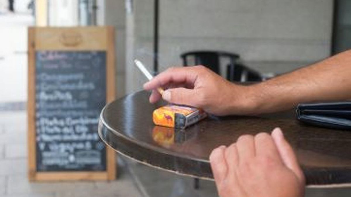 Las multas en Andalucía por fumar a menos de dos metros serán de 100 a 600.000 euros Las multas en Andalucía por fumar a menos de dos metros serán de 100 a 600.000 euros