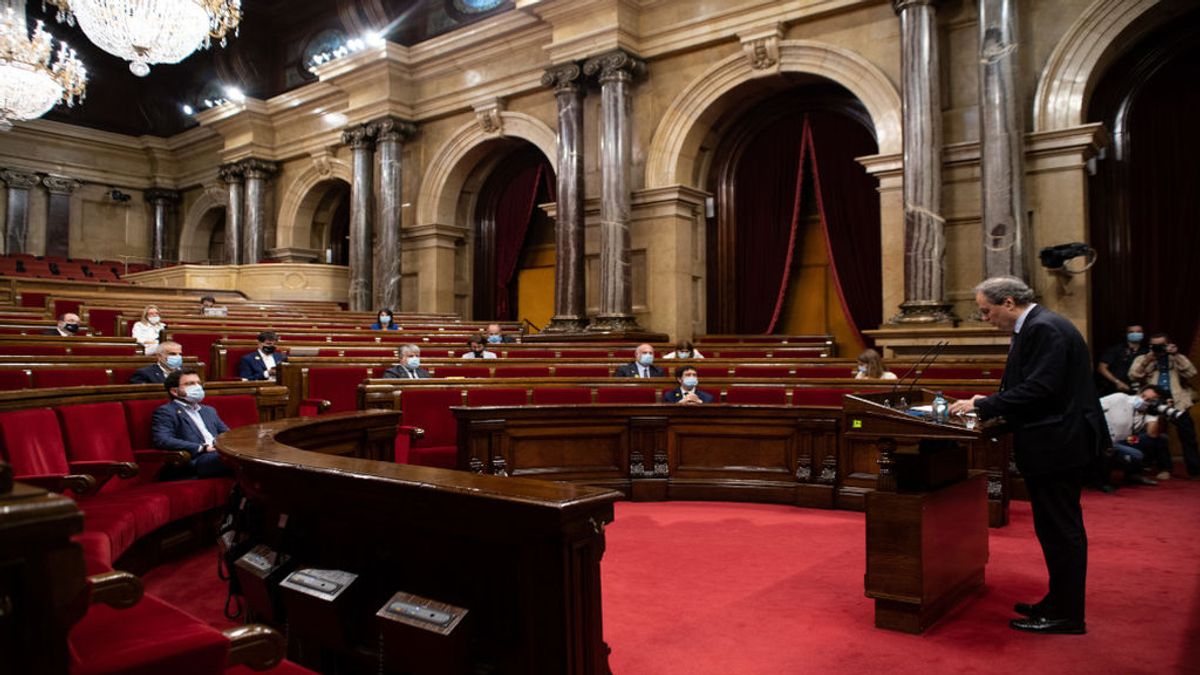 JxCat y Torra no consiguen destituir al secretario general del Parlament tras el polémico debate sobre la monarquía JxCat y Torra no consiguen destituir al secretario general del Parlament tras el polémico debate sobre la monarquía
