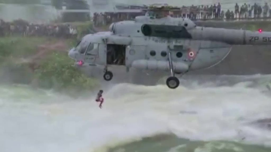 Rescatan a un hombre en helicóptero de las inundaciones: el monzón sigue arrasando India