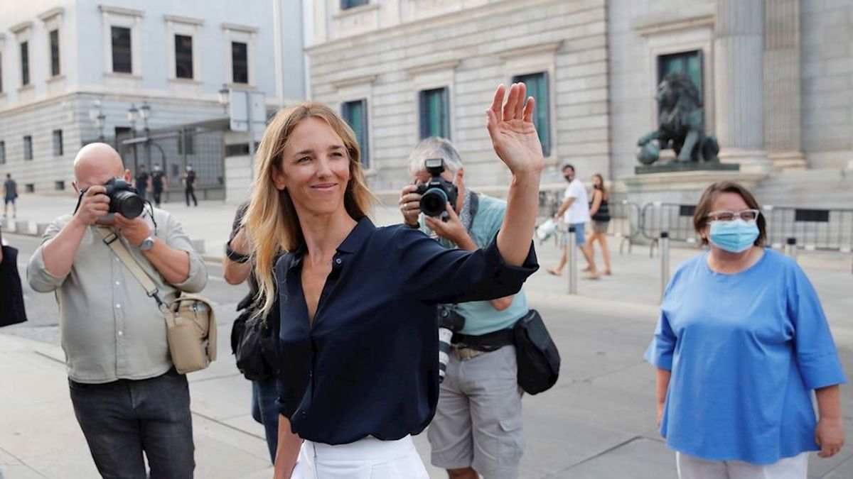Díaz Ayuso felicitó a Álvarez de Toledo por la entrevista que propició su destitución Díaz Ayuso felicitó a Álvarez de Toledo por la entrevista que propició su destitución