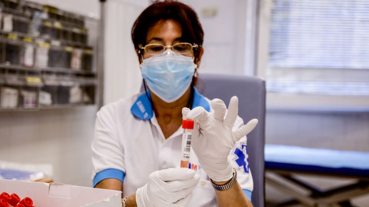 Sanitaria tras realizar una prueba PCR a una paciente. Sanitaria tras realizar una prueba PCR a una paciente.