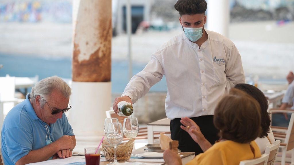 Elaboran una tabla de riesgo de contagio según la actividad: pasear, abrazar a un nieto o ir al cine