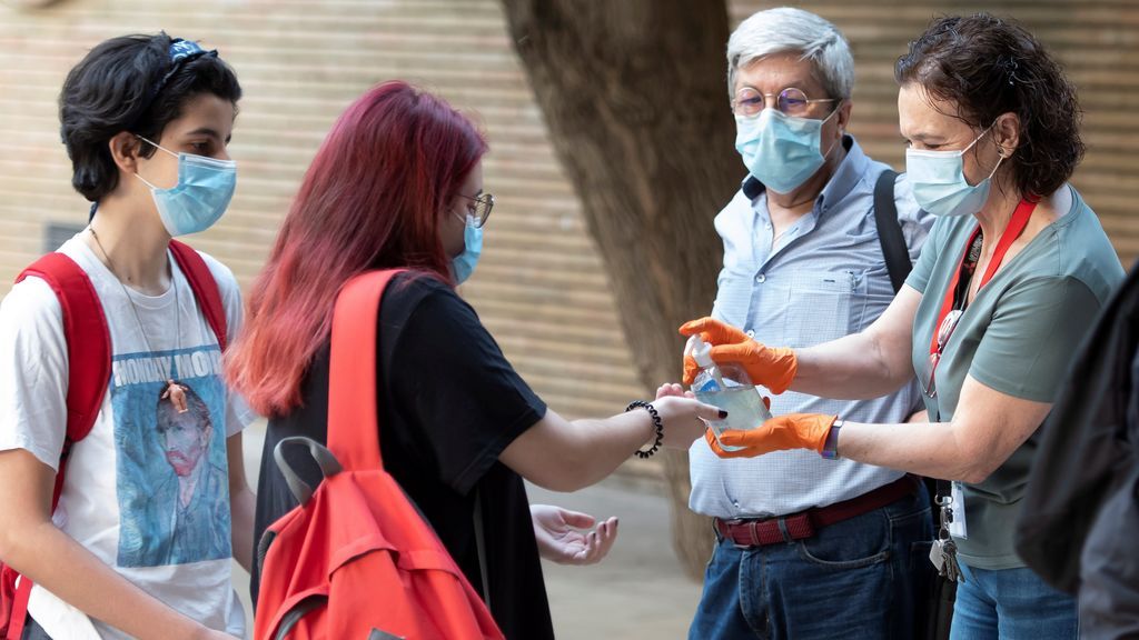 Sanidad y Educación valorarán la vuelta a las clases con las comunidades el próximo jueves Sanidad y Educación valorarán la vuelta a las clases con las comunidades el próximo jueves