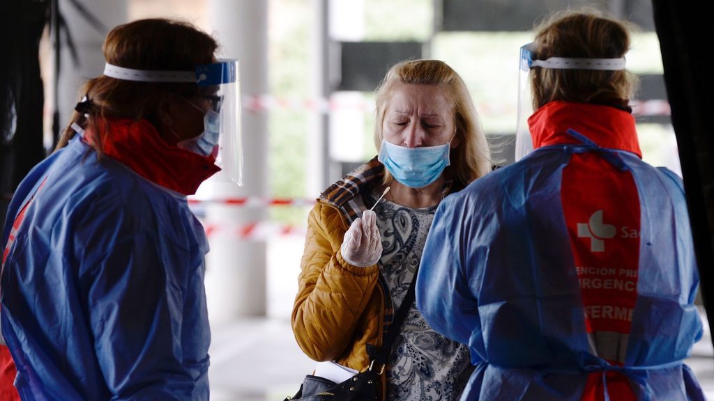 Sanidad notifica una subida de casos de coronavirus con 3.715 diarios y 127 muertos Sanidad notifica una subida de casos de coronavirus con 3.715 diarios y 127 muertos