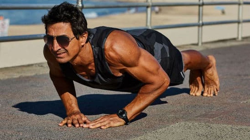 deportista haciendo flexiones diamante
