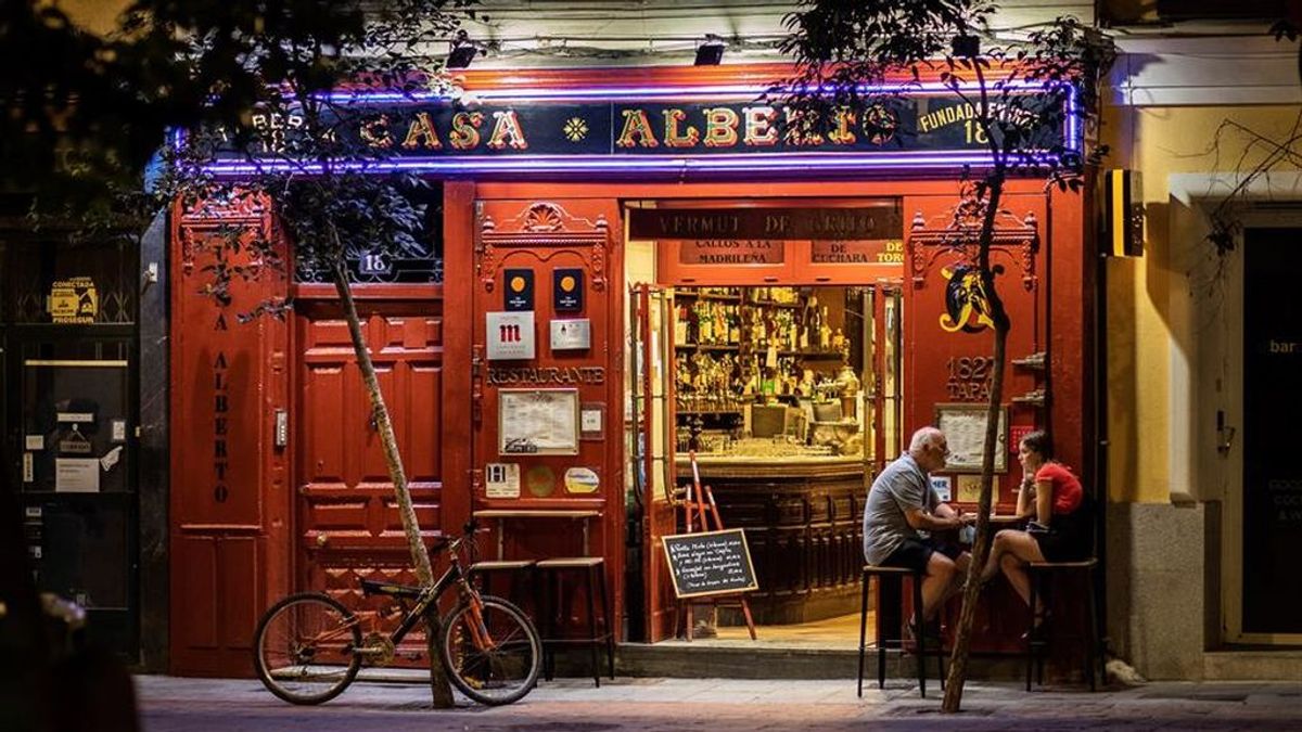 Las nuevas restricciones en Madrid:  cierran las discotecas,  prohíbe fumar y comer en los espacios públicos desde el jueves