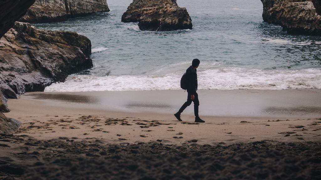 Un chico busca por Twitter al guapo de la playa: "Solo le miraba de vez en cuando y obviamente no me hizo ni caso"