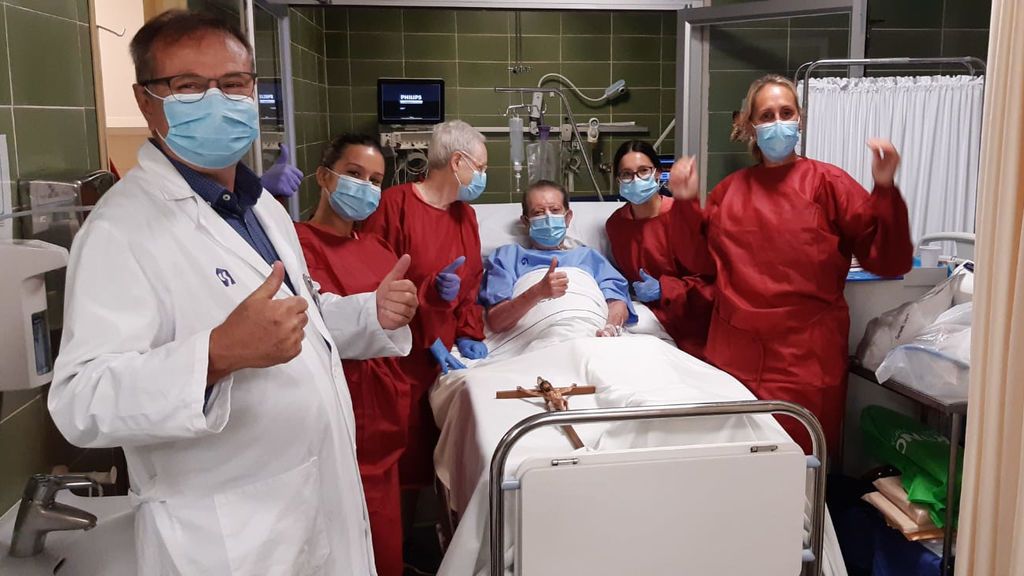 La salida de la UCI de Fernando ha provocado alegría y esperanza entre el personal sanitario del Hospital de La Salud de Valencia.