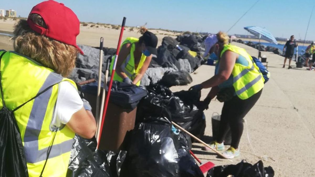 Limpiar las playas: una oportunidad para ocho paradas de larga duración de Huelva Limpiar las playas: una oportunidad para ocho paradas de larga duración de Huelva
