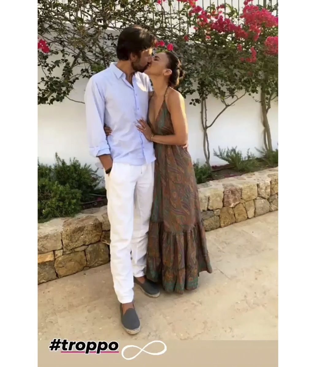 Chenoa besándose con Miguel Sánchez Encinas
