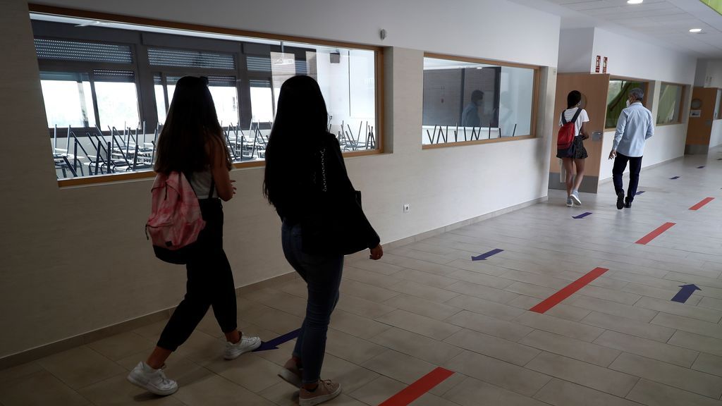 Directores de instituto apuestan por una vuelta al cole semipresencial "si los datos sanitarios no empeoran" Directores de instituto apuestan por una vuelta al cole semipresencial "si los datos sanitarios no empeoran"