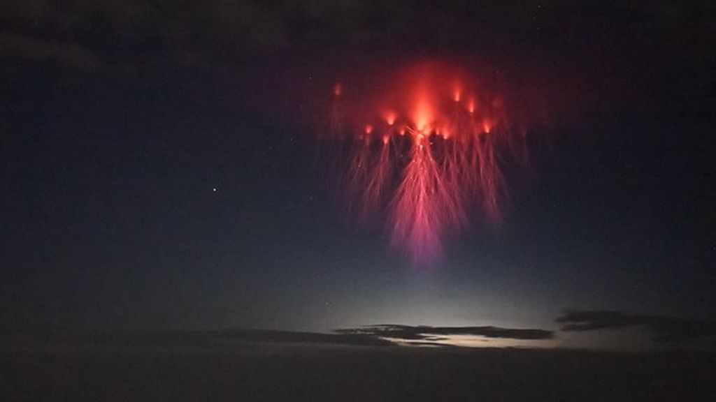 'Medusas' rojas en el cielo: un raro fenómeno que han conseguido fotografiar 'Medusas' rojas en el cielo: un raro fenómeno que han conseguido fotografiar