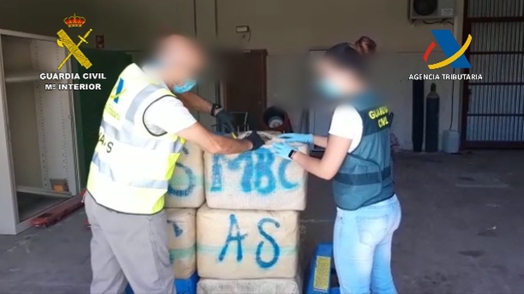 Parte de los fardos de hachís incautados