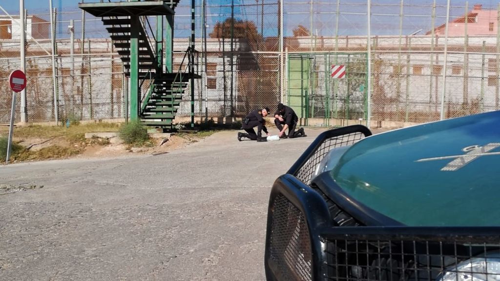 Un migrante muerto y tres heridos en un intento de saltar la valla fronteriza de Melilla Un migrante muerto y tres heridos en un intento de saltar la valla fronteriza de Melilla